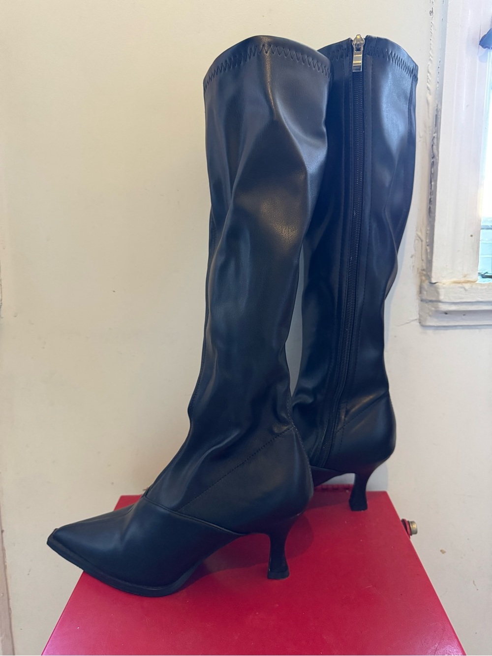Classic Black Knee-High Pointed-Toe Kitten Heel Boots Size 7.5